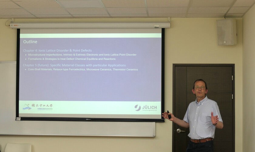 2025.05精密電子零組件研究所碩一「積層陶瓷元件課程」邀請國外(德國)學者到校上課及研究交流圖片(另開新視窗)